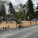 Knus In De Bossen Met Fietsen בקתה