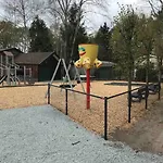 Knus In De Bossen Met Fietsen בקתה