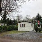 Knus In De Bossen Met Fietsen בקתה