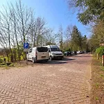 Knus In De Bossen Met Fietsen בקתה